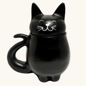 Taza negra de gato hecha a mano artesanalmente con tapa en forma de cabeza de gato, tiene orejitas y carita feliz pintada