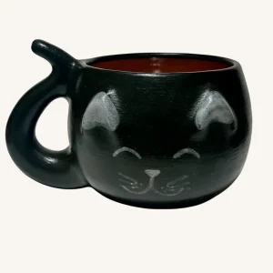 Taza de gato negra elaborada en barro rojo pero pintada con pigmento negro artesanal