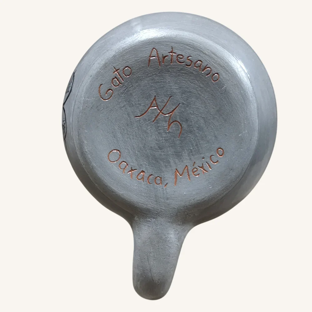 Taza-de-gato-artesanal-gris-firma Taza de Gato Artesanal Gris - Imagen 2