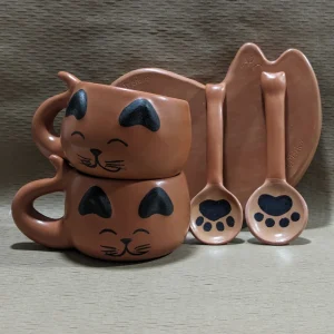 Juego de 2 tazas y 1 plato de gato artesanal con terminado natural, más dos cucharas en forma de patita de gato.