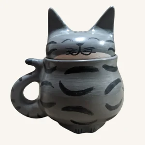 Taza de gato Michi Taza Gris con personalizado en rayas negras y tapa con orejitas y carita feliz pintada