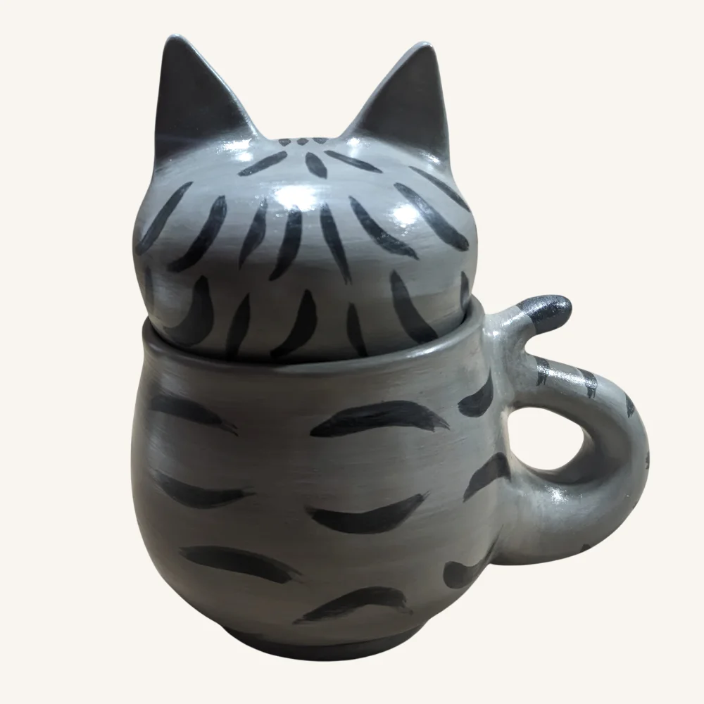 Michi Taza Gris Personalizada con Manchita Blanca en Boquita Espalda Michi Taza Gris con Boquita y Orejitas Pintadas - Imagen 3