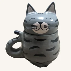 Taza de gato gris con personalizado en rayitas negras y macha en la boquita.
